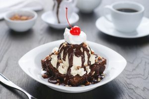 Biglaw Offering ‘Hot Fudge Sundae Bars’ And ‘Gift Cards’ To Laterals