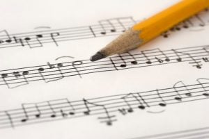 Canción de escritura a mano del personal de la escala de música manuscrita