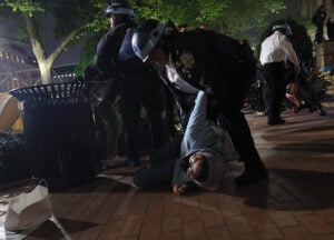 Police officers intervene the pro-Palestinian student pro،rs in Columbia University