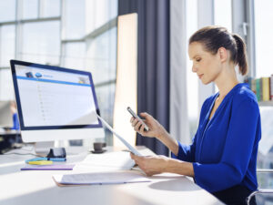 psp1000_philips-speechair-voice-recorder_female-lawyer-in-office_3356