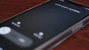 An unknown number is calling the smartphone. Animation of the incoming call screen